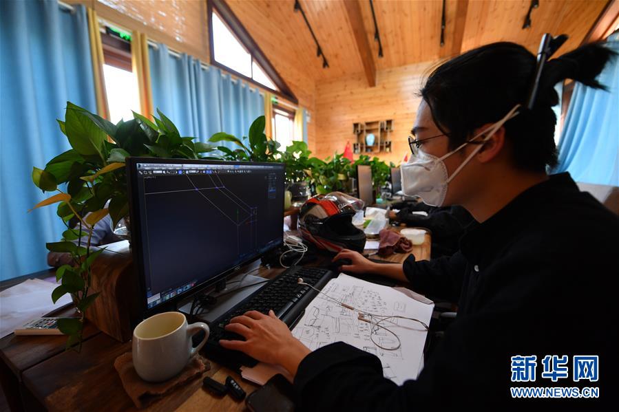 （圖文互動）（4）展會變直播 員工變網(wǎng)紅&mdash;&mdash;千億元家具產(chǎn)業(yè)別樣復(fù)工復(fù)產(chǎn)路