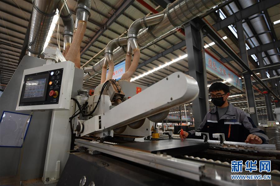 （圖文互動）（7）展會變直播 員工變網(wǎng)紅&mdash;&mdash;千億元家具產(chǎn)業(yè)別樣復(fù)工復(fù)產(chǎn)路