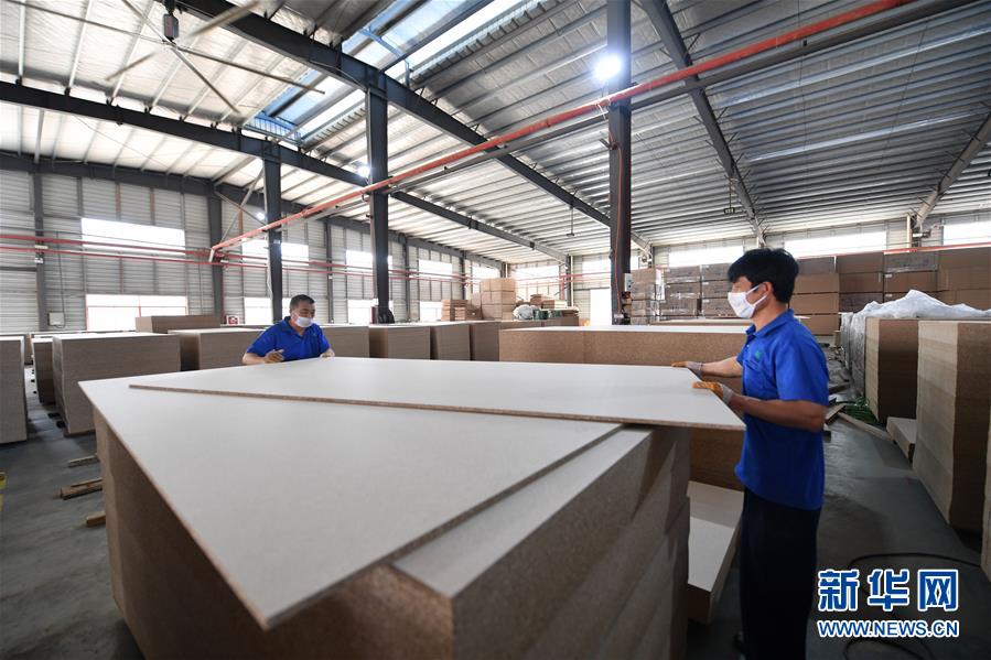 （圖文互動）（8）展會變直播 員工變網(wǎng)紅&mdash;&mdash;千億元家具產(chǎn)業(yè)別樣復(fù)工復(fù)產(chǎn)路