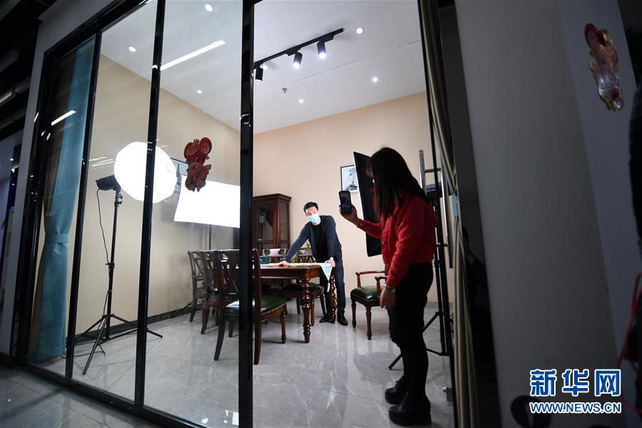 （圖文互動）（10）展會變直播 員工變網(wǎng)紅&mdash;&mdash;千億元家具產(chǎn)業(yè)別樣復(fù)工復(fù)產(chǎn)路