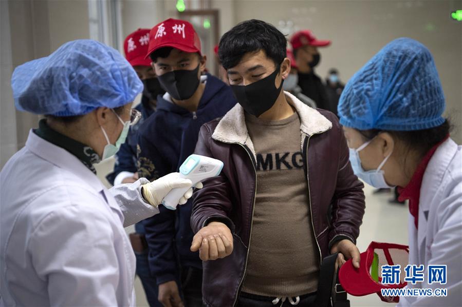 （在習(xí)近平新時(shí)代中國(guó)特色社會(huì)主義思想指引下&mdash;&mdash;新時(shí)代新作為新篇章&middot;習(xí)近平總書記關(guān)切事&middot;圖文互動(dòng)）（5）戰(zhàn)&ldquo;疫&rdquo;戰(zhàn)&ldquo;貧&rdquo;都要贏&mdash;&mdash;脫貧攻堅(jiān)一線打響兩場(chǎng)硬仗