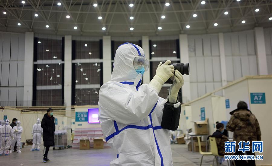 （一線抗疫群英譜&middot;特稿&middot;圖文互動(dòng)）（4）不畏艱險(xiǎn)，深入一線&mdash;&mdash;&ldquo;武漢保衛(wèi)戰(zhàn)&rdquo;一線新聞工作者素描