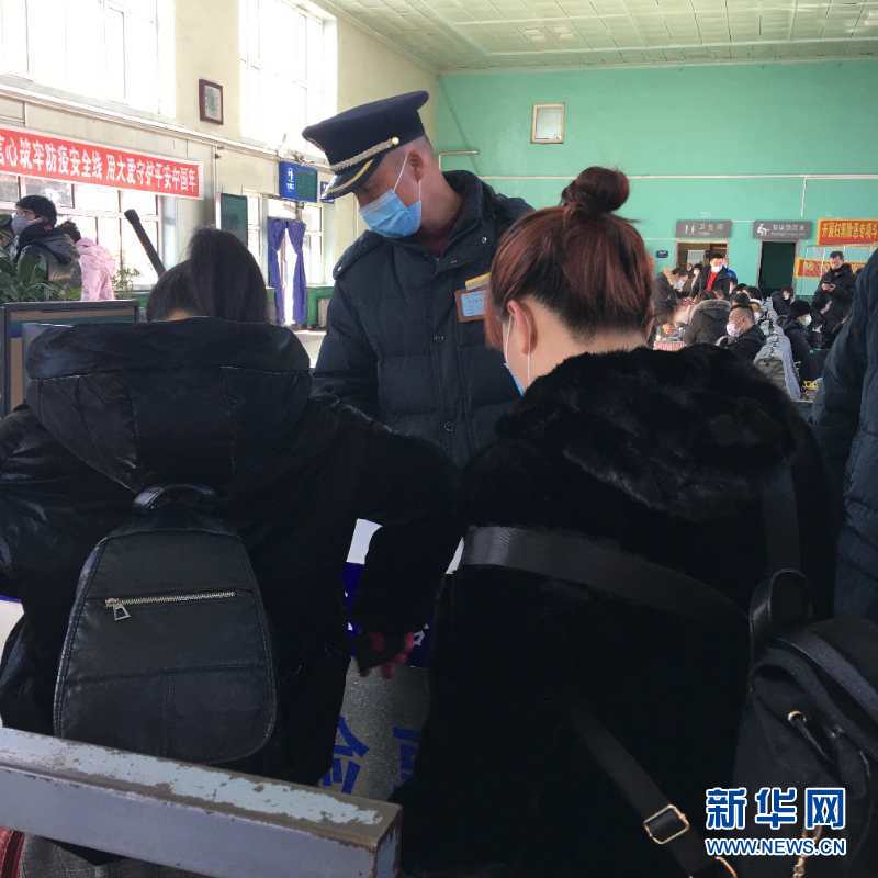 （新華網(wǎng)&middot;圖文互動）（2）疫情下，小站鐵路安檢員收獲10多萬粉絲
