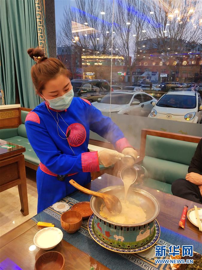 （圖文互動）（2）特寫：限人數(shù)、分餐吃、用公筷&mdash;&mdash;偏遠小城&ldquo;吃飯&rdquo;見聞