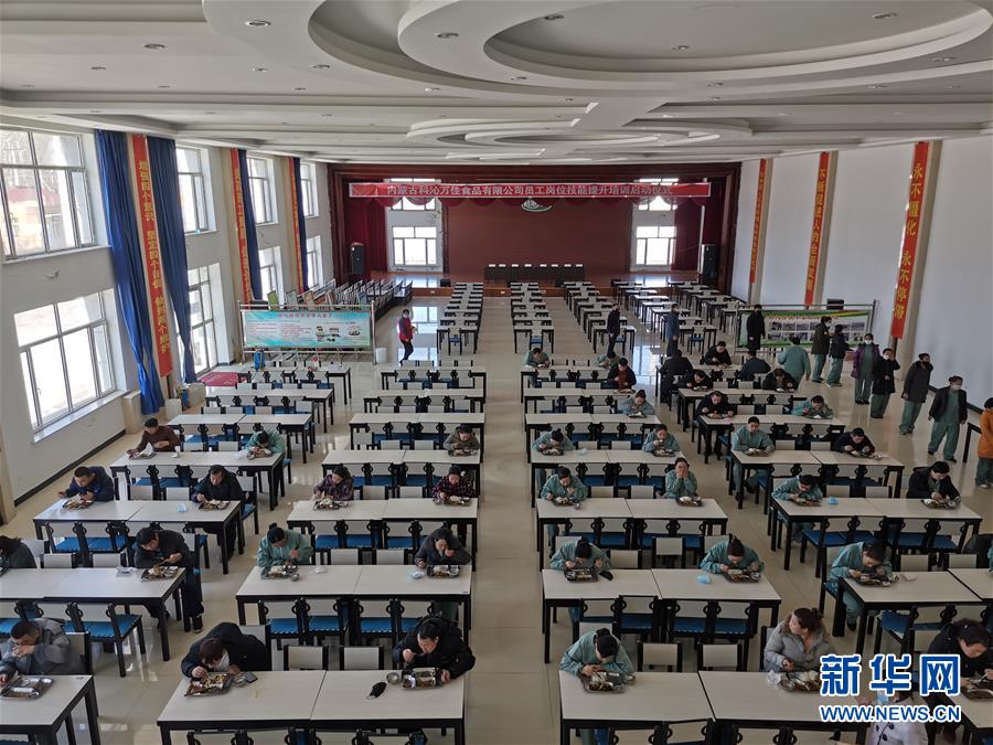 （圖文互動）（3）特寫：限人數(shù)、分餐吃、用公筷&mdash;&mdash;偏遠小城&ldquo;吃飯&rdquo;見聞