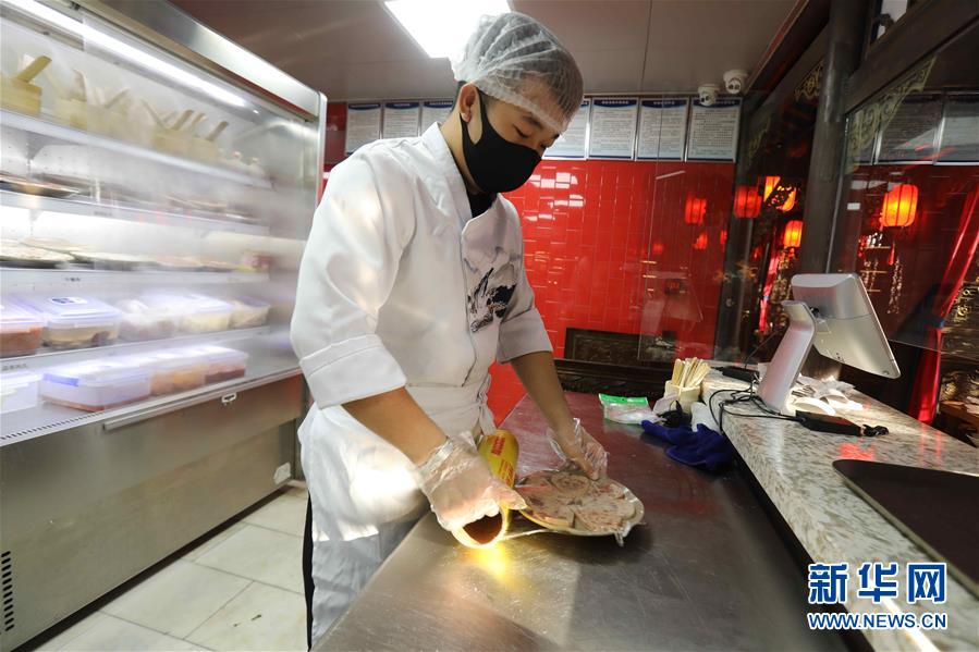 （圖文互動）（4）特寫：限人數(shù)、分餐吃、用公筷&mdash;&mdash;偏遠小城&ldquo;吃飯&rdquo;見聞