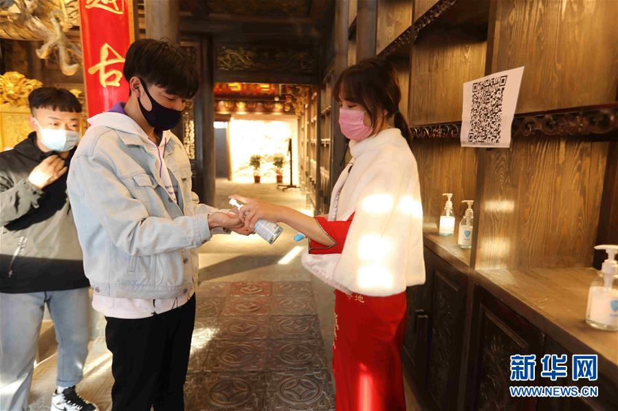 （圖文互動）（5）特寫：限人數(shù)、分餐吃、用公筷&mdash;&mdash;偏遠小城&ldquo;吃飯&rdquo;見聞