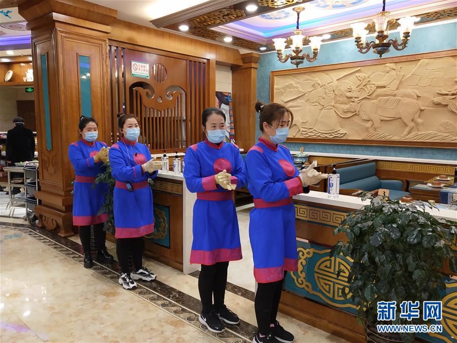 （圖文互動）（6）特寫：限人數(shù)、分餐吃、用公筷&mdash;&mdash;偏遠小城&ldquo;吃飯&rdquo;見聞