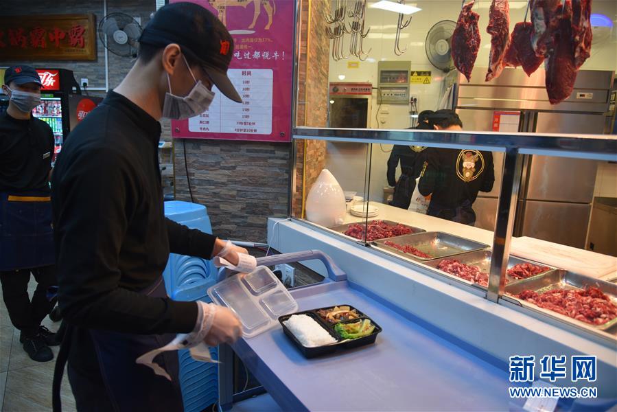 （聚焦復(fù)工復(fù)產(chǎn)&middot;圖文互動）（3）觸網(wǎng)接單、開發(fā)簡餐、直播賣貨&mdash;&mdash;餐企換招自救