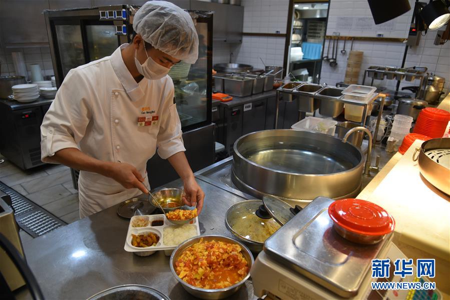 （聚焦復(fù)工復(fù)產(chǎn)&middot;圖文互動）（5）觸網(wǎng)接單、開發(fā)簡餐、直播賣貨&mdash;&mdash;餐企換招自救