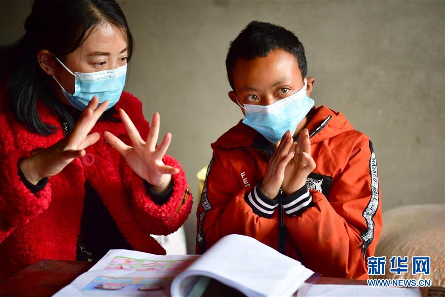 （決戰(zhàn)決勝脫貧攻堅(jiān)&middot;圖文互動(dòng)）（1）特寫(xiě)：疫情下的一堂特殊送教上門課