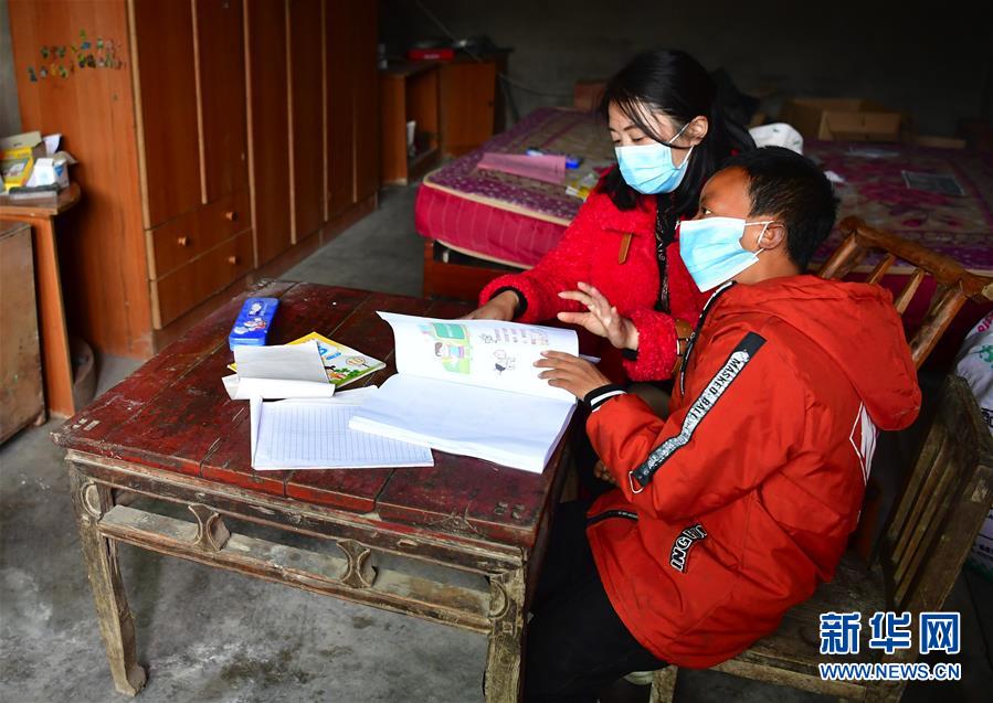 （決戰(zhàn)決勝脫貧攻堅(jiān)&middot;圖文互動(dòng)）（3）特寫(xiě)：疫情下的一堂特殊送教上門課