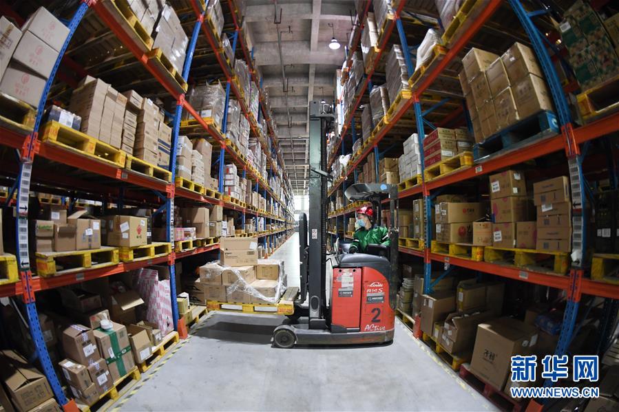 （新華全媒頭條&middot;在習近平新時代中國特色社會主義思想指引下&mdash;&mdash;新時代新作為新篇章&middot;圖文互動）（9）同心戰(zhàn)&ldquo;疫&rdquo;彰顯人民至上&mdash;&mdash;各地各部門貫徹落實習近平總書記重要指示精神統(tǒng)籌推進疫情防控和經(jīng)濟社會發(fā)展 