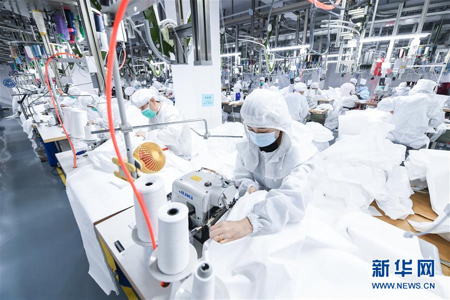 （新華全媒頭條&middot;在習近平新時代中國特色社會主義思想指引下&mdash;&mdash;新時代新作為新篇章&middot;圖文互動）（12）同心戰(zhàn)&ldquo;疫&rdquo;彰顯人民至上&mdash;&mdash;各地各部門貫徹落實習近平總書記重要指示精神統(tǒng)籌推進疫情防控和經(jīng)濟社會發(fā)展 