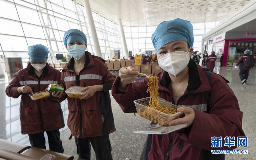 （新華全媒頭條&middot;圖文互動(dòng)）（13）最美逆行者，武漢永遠(yuǎn)記得你！&mdash;&mdash;首批援鄂醫(yī)療隊(duì)返程紀(jì)實(shí)