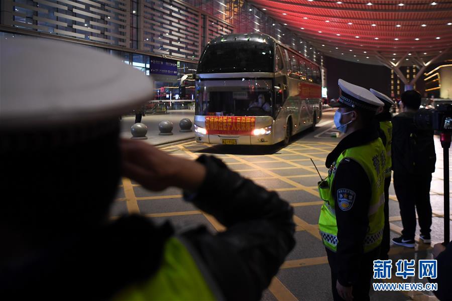 （新華全媒頭條&middot;圖文互動(dòng)）（15）最美逆行者，武漢永遠(yuǎn)記得你！&mdash;&mdash;首批援鄂醫(yī)療隊(duì)返程紀(jì)實(shí)