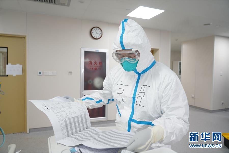 （一線(xiàn)抗疫群英譜&middot;圖文互動(dòng)）（1）被病人咬了一口的醫(yī)生張京臣：&ldquo;說(shuō)明他恢復(fù)得還不錯(cuò)&rdquo;