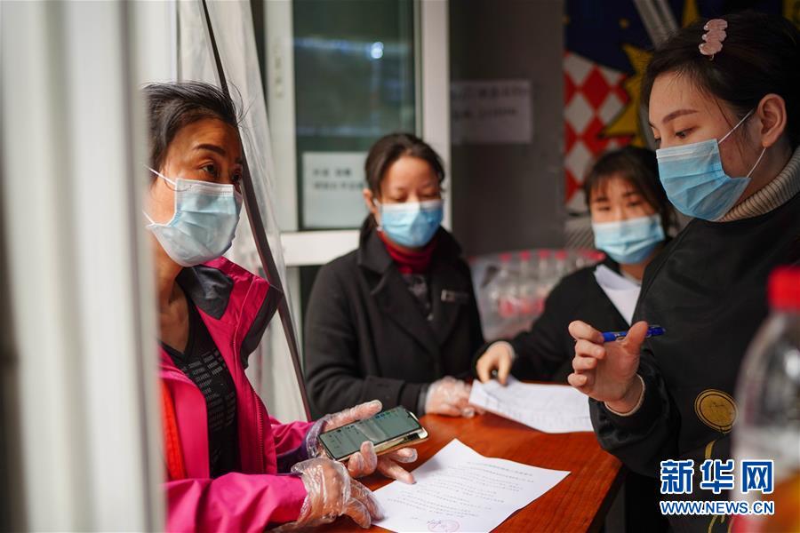 （習(xí)近平致敬的戰(zhàn)&ldquo;疫&rdquo;英雄&middot;社區(qū)工作者篇&middot;圖文互動(dòng)）（7）他們，堅(jiān)守一線戰(zhàn)風(fēng)雨