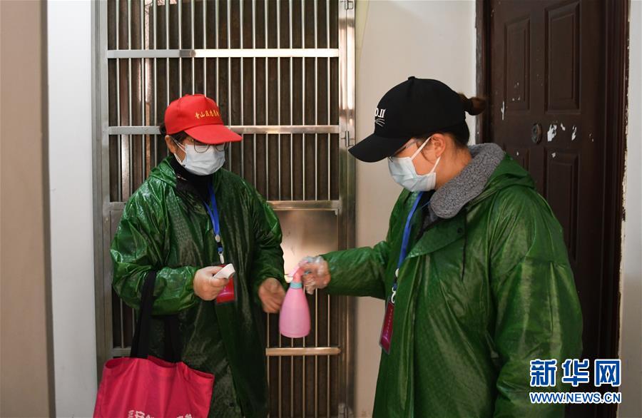 （習(xí)近平致敬的戰(zhàn)&ldquo;疫&rdquo;英雄&middot;社區(qū)工作者篇&middot;圖文互動(dòng)）（9）他們，堅(jiān)守一線戰(zhàn)風(fēng)雨