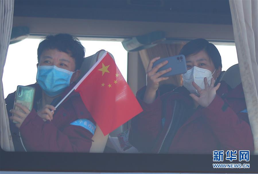 （在習(xí)近平新時代中國特色社會主義思想指引下&mdash;&mdash;新時代新作為新篇章&middot;習(xí)近平總書記關(guān)切事&middot;圖文互動）（3）給你最溫暖的擁抱&mdash;&mdash;保護(hù)關(guān)心愛護(hù)抗疫一線醫(yī)務(wù)人員在行動