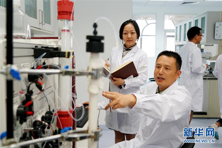 （習近平致敬的戰(zhàn)&ldquo;疫&rdquo;英雄&middot;科技工作者篇&middot;圖文互動）（2）他們，爭分奪秒與病魔較量