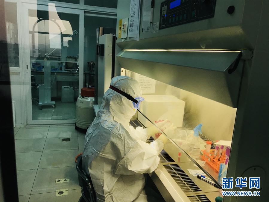 （習近平致敬的戰(zhàn)&ldquo;疫&rdquo;英雄&middot;科技工作者篇&middot;圖文互動）（3）他們，爭分奪秒與病魔較量