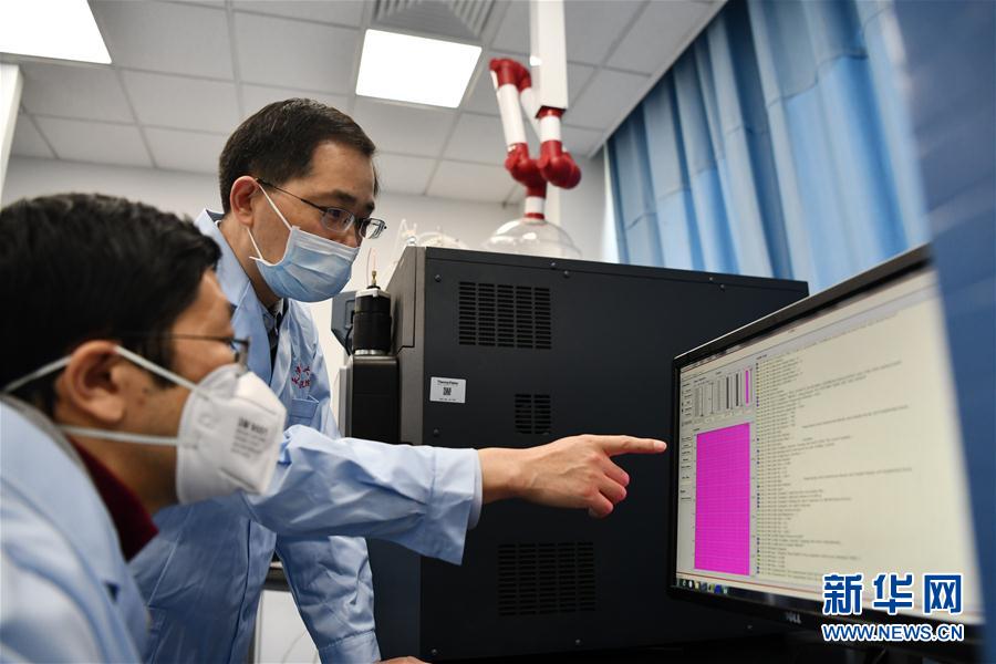 （習近平致敬的戰(zhàn)&ldquo;疫&rdquo;英雄&middot;科技工作者篇&middot;圖文互動）（7）他們，爭分奪秒與病魔較量