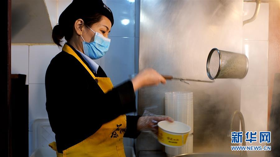 （新華全媒頭條&middot;習(xí)近平致敬的戰(zhàn)&ldquo;疫&rdquo;英雄&middot;武漢人民篇&middot;圖文互動）（15）壯哉，大武漢&mdash;&mdash;獻(xiàn)給英雄的武漢人民