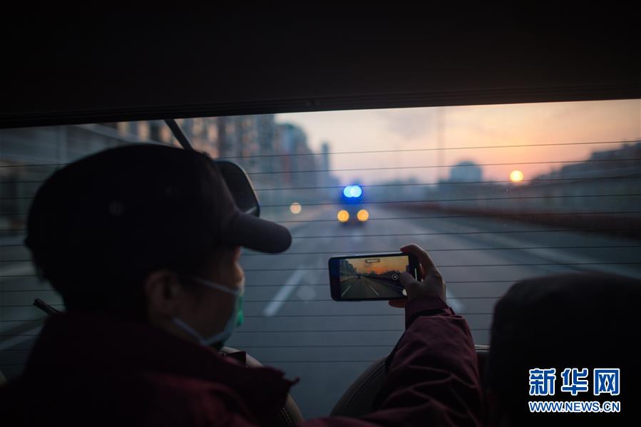 （新華全媒頭條&middot;習(xí)近平致敬的戰(zhàn)&ldquo;疫&rdquo;英雄&middot;武漢人民篇&middot;圖文互動）（12）壯哉，大武漢&mdash;&mdash;獻(xiàn)給英雄的武漢人民