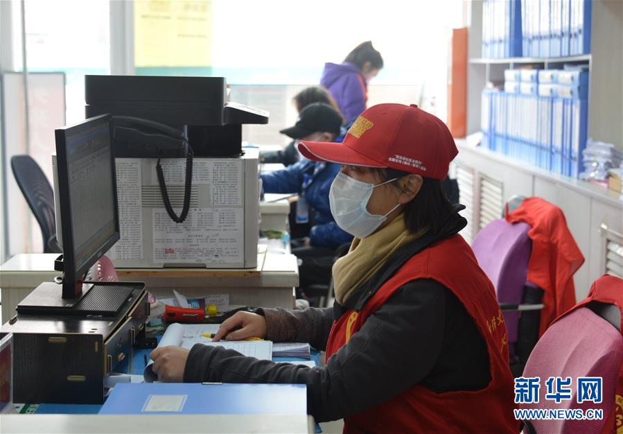 （一線抗疫群英譜&middot;圖文互動(dòng)）（2）社區(qū)書(shū)記李?lèi)偅簝蓚€(gè)多月，沒(méi)和家人吃過(guò)一次團(tuán)圓飯