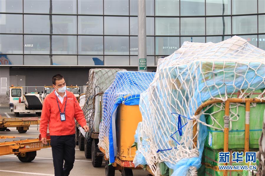 （一線抗疫群英譜&middot;圖文互動(dòng)）機(jī)坪上，他為抗疫物資保駕護(hù)航