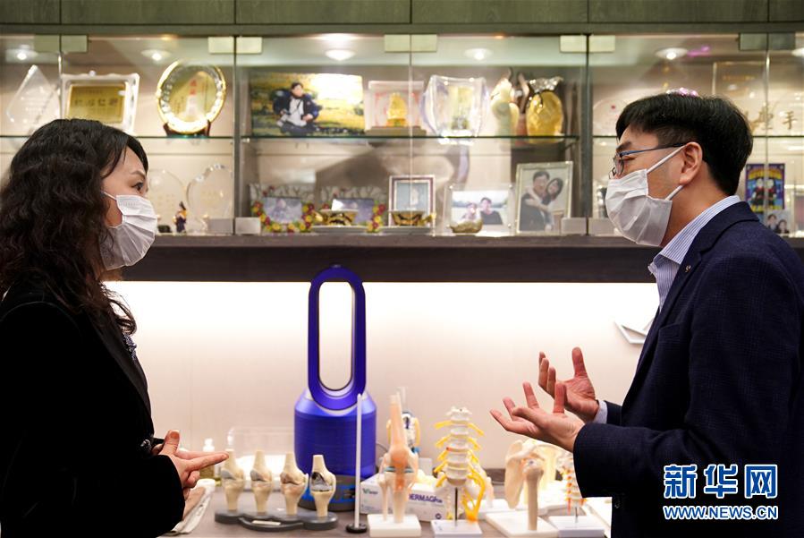 （香港故事&middot;圖文互動(dòng)）（2）從&ldquo;非典&rdquo;到新冠，一位香港醫(yī)生親歷的兩次抗疫