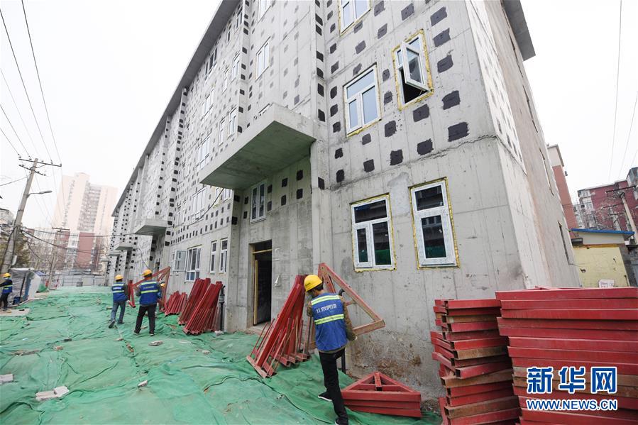 （新華全媒頭條&middot;圖文互動(dòng)）（4）88級(jí)臺(tái)階，終于不再是座&ldquo;山&rdquo;？&mdash;&mdash;北京老舊小區(qū)加裝電梯現(xiàn)狀調(diào)查