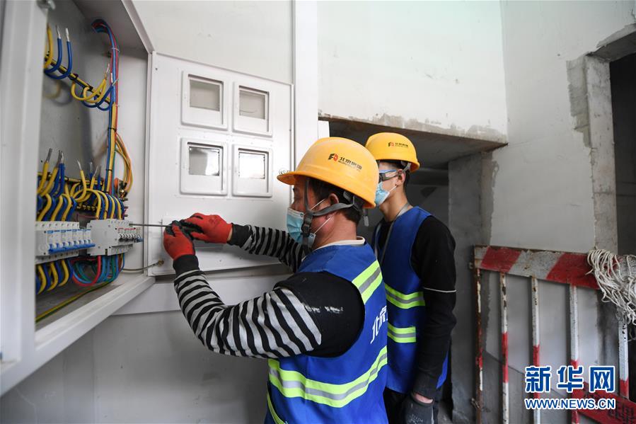 （新華全媒頭條&middot;圖文互動(dòng)）（5）88級(jí)臺(tái)階，終于不再是座&ldquo;山&rdquo;？&mdash;&mdash;北京老舊小區(qū)加裝電梯現(xiàn)狀調(diào)查