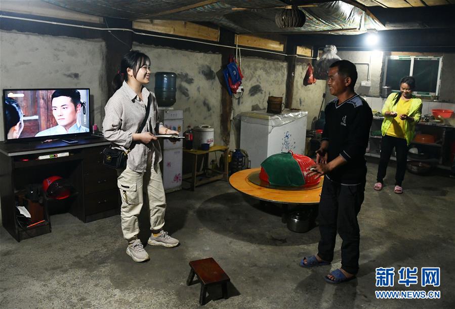 （決戰(zhàn)決勝脫貧攻堅(jiān)&middot;圖文互動(dòng)）（3）月亮山女孩與她的&ldquo;扶貧網(wǎng)格&rdquo;