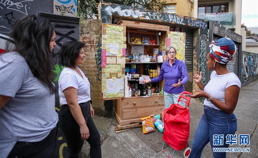 (全球抗疫進行時·圖文互動)(1)疫情下伸出的溫暖援手——澳大利亞悉尼市新鎮(zhèn)社區(qū)自助箱的故事