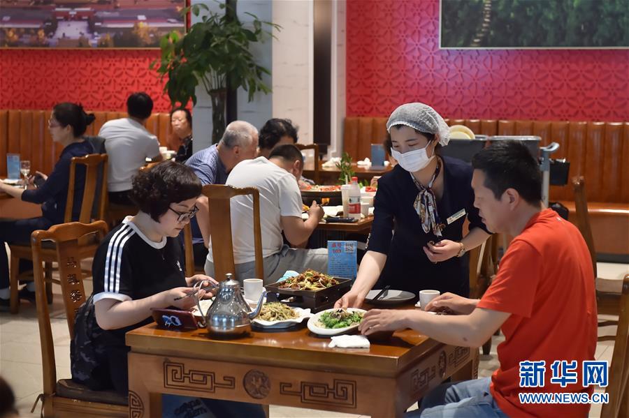 （圖文互動(dòng)）（3）北京節(jié)日市場(chǎng)復(fù)工忙、人氣旺