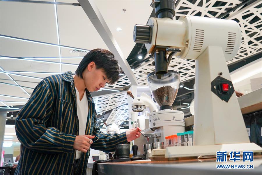 （圖文互動）（3）&ldquo;觸網(wǎng)&rdquo;直播間 引領(lǐng)&ldquo;小眾圈&rdquo;&mdash;&mdash;新興職業(yè)青年的初心與匠心