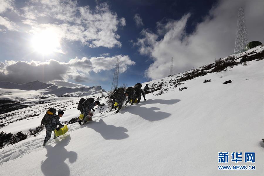 （圖文互動）（1）特寫：山再高，也要把給養(yǎng)送上去！