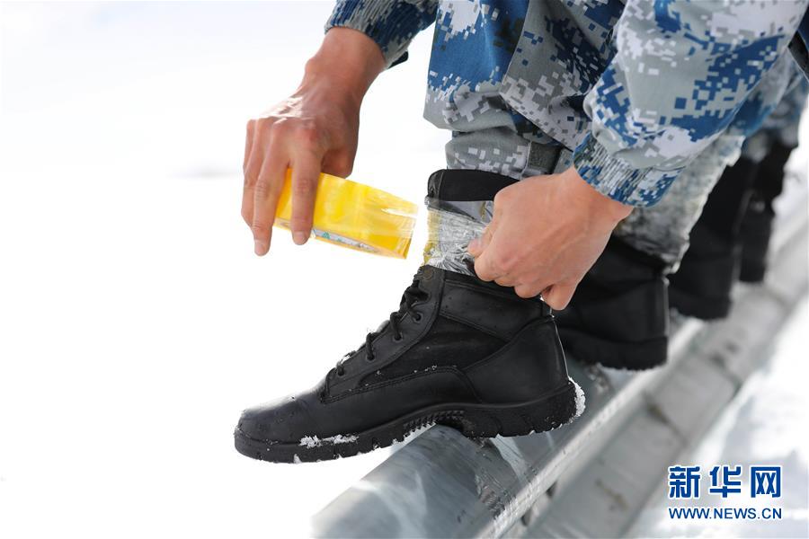 （圖文互動）（2）特寫：山再高，也要把給養(yǎng)送上去！