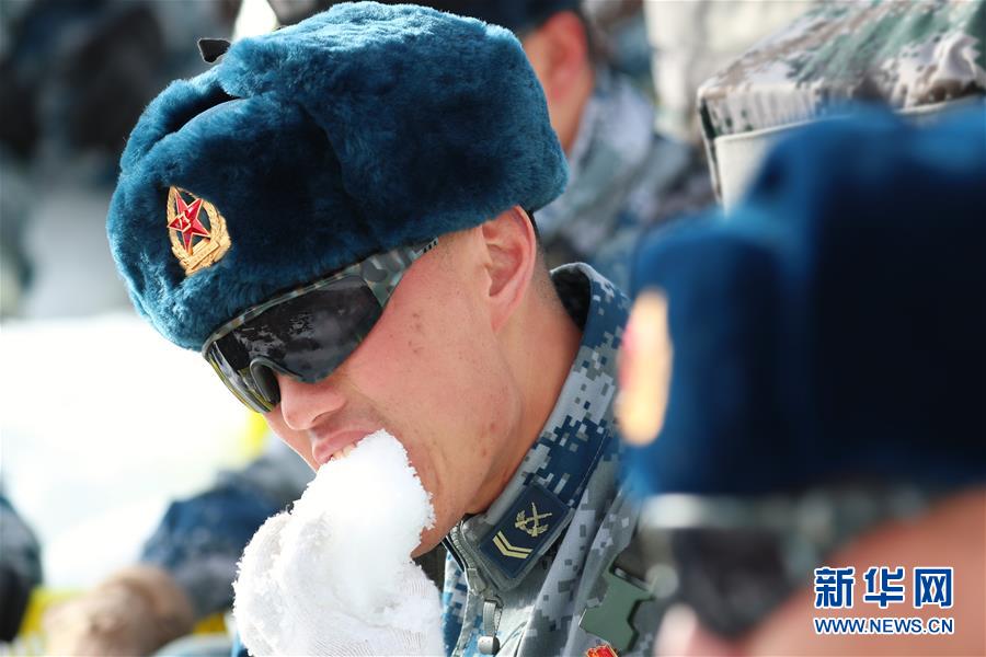 （圖文互動）（3）特寫：山再高，也要把給養(yǎng)送上去！