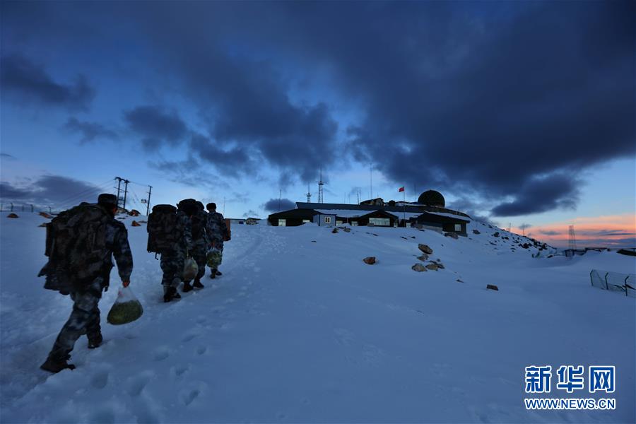 （圖文互動）（5）特寫：山再高，也要把給養(yǎng)送上去！