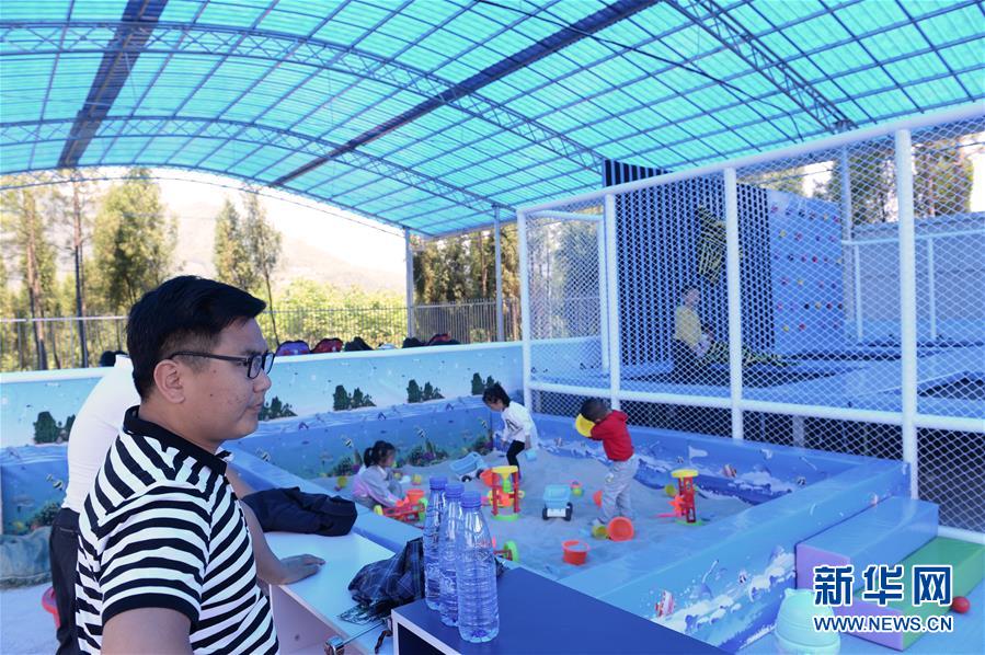 （決戰(zhàn)決勝脫貧攻堅(jiān)&middot;圖文互動(dòng)）（4）理發(fā)師&ldquo;修剪&rdquo;鄉(xiāng)村游一團(tuán)亂麻