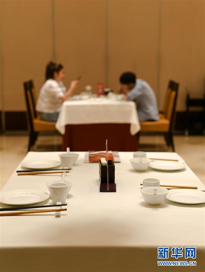 (新華全媒頭條·圖文互動)(9)人氣回暖 消費復(fù)蘇 健康出行——加長版“五一”假期觀察