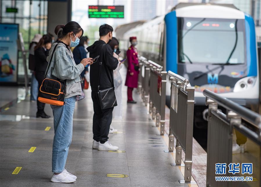 （在習(xí)近平新時(shí)代中國(guó)特色社會(huì)主義思想指引下&mdash;&mdash;新時(shí)代新作為新篇章&middot;習(xí)近平總書(shū)記關(guān)切事&middot;圖文互動(dòng)）（4）疫情防控不減壓　復(fù)工復(fù)產(chǎn)正加速&mdash;&mdash;武漢&ldquo;解封&rdquo;滿月觀察