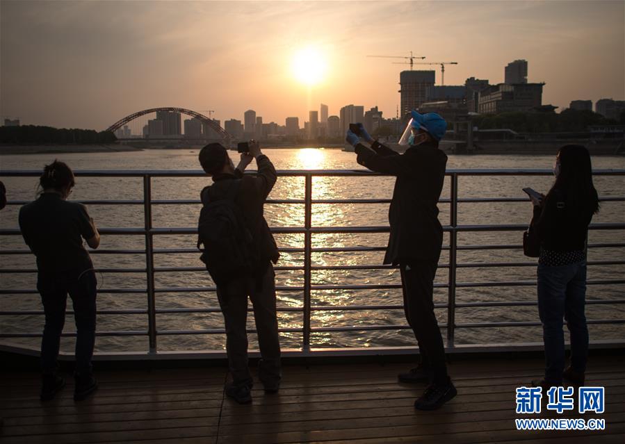 （在習(xí)近平新時(shí)代中國(guó)特色社會(huì)主義思想指引下&mdash;&mdash;新時(shí)代新作為新篇章&middot;習(xí)近平總書(shū)記關(guān)切事&middot;圖文互動(dòng)）（9）疫情防控不減壓　復(fù)工復(fù)產(chǎn)正加速&mdash;&mdash;武漢&ldquo;解封&rdquo;滿月觀察