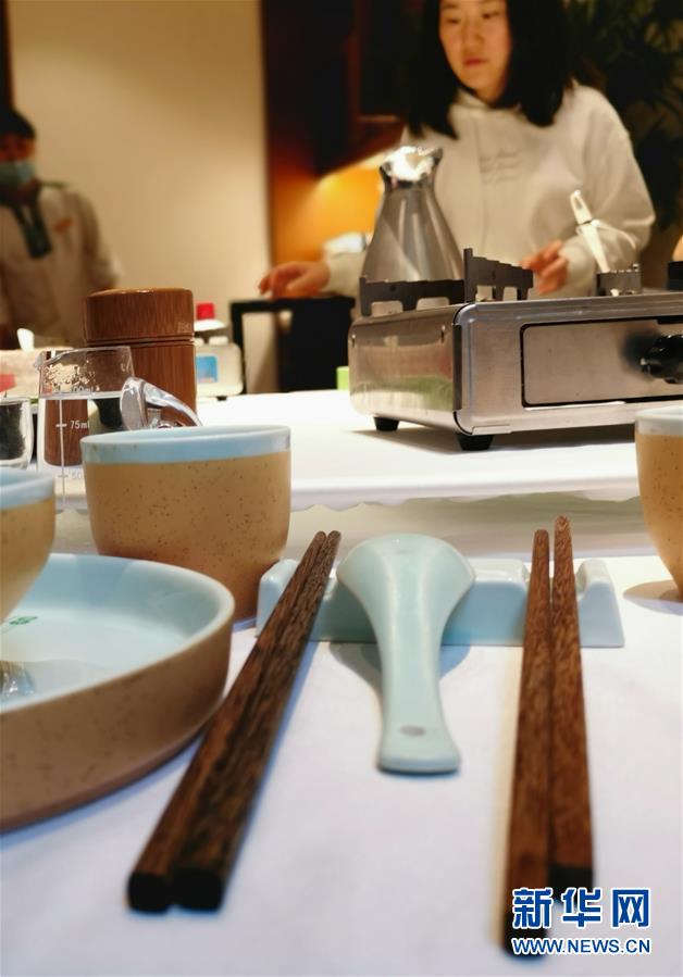 （圖文互動）&ldquo;公筷公勺&rdquo;上桌難在哪？&mdash;&mdash;長沙市部分餐飲場所見聞