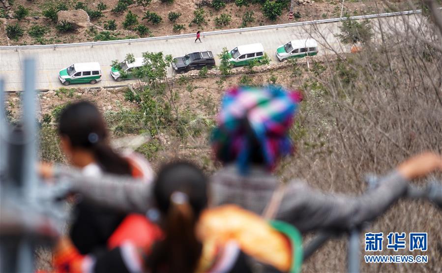 （熱點(diǎn)鮮報&middot;圖文互動）（5）出懸崖記&mdash;&mdash;四川涼山&ldquo;懸崖村&rdquo;貧困群眾走下&ldquo;天梯&rdquo;搬新居