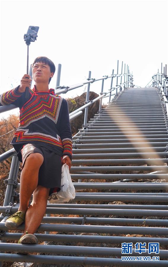 （熱點(diǎn)鮮報&middot;圖文互動）（2）出懸崖記&mdash;&mdash;四川涼山&ldquo;懸崖村&rdquo;貧困群眾走下&ldquo;天梯&rdquo;搬新居