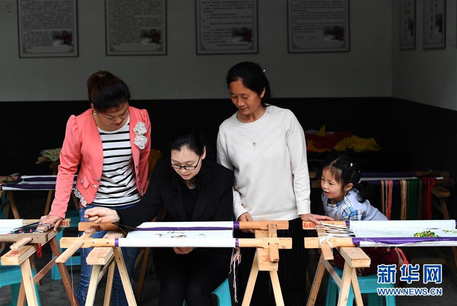 （兩會(huì)人物&middot;圖文互動(dòng)）（1）帶娃、賺錢(qián)兩不誤&mdash;&mdash;一位農(nóng)民工代表眼中的脫貧新工作